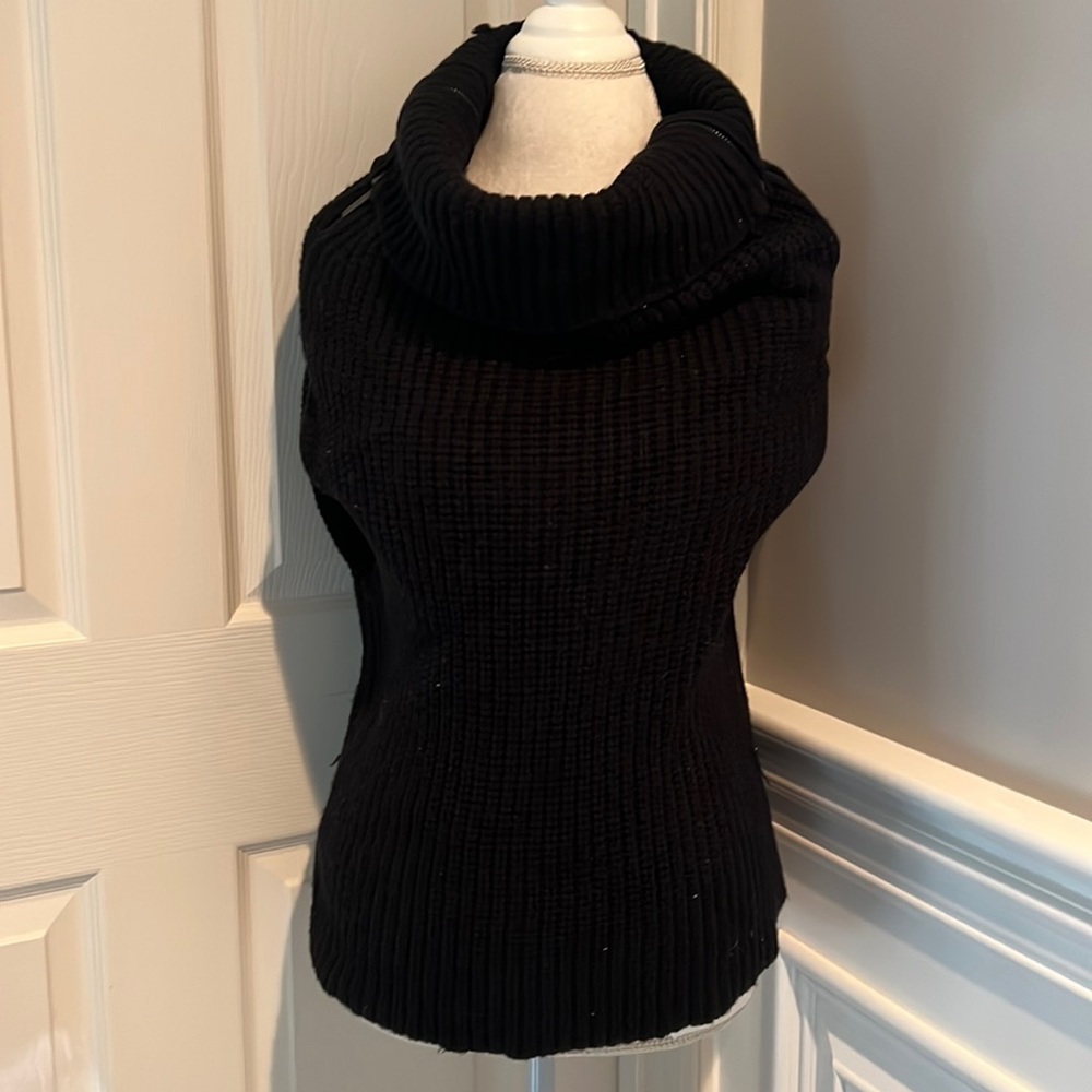 Versatile wool black sleeveless sweater